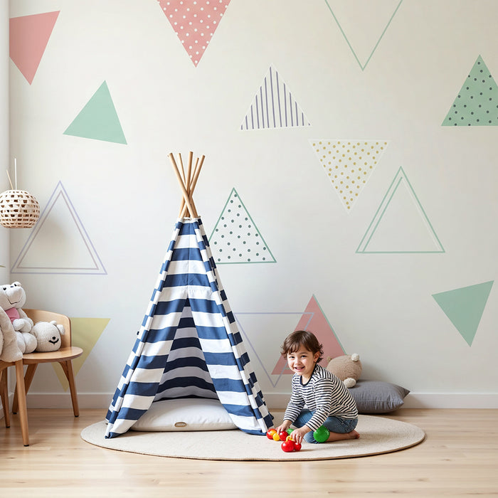 Gyermekszoba tapéta | Színes háromszögek és játékos minták világos háttéren