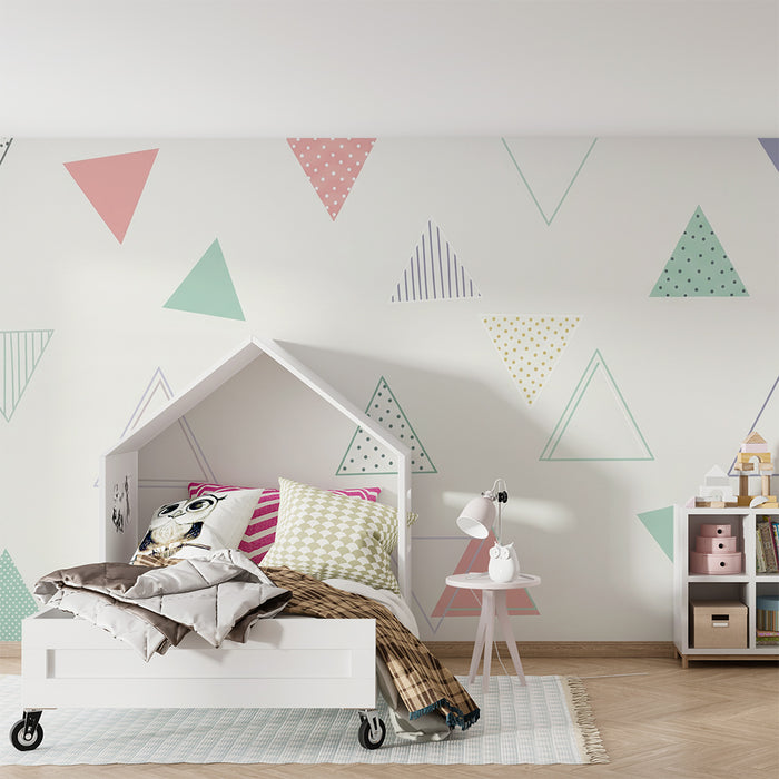 Gyermekszoba tapéta | Színes háromszögek és játékos minták világos háttéren