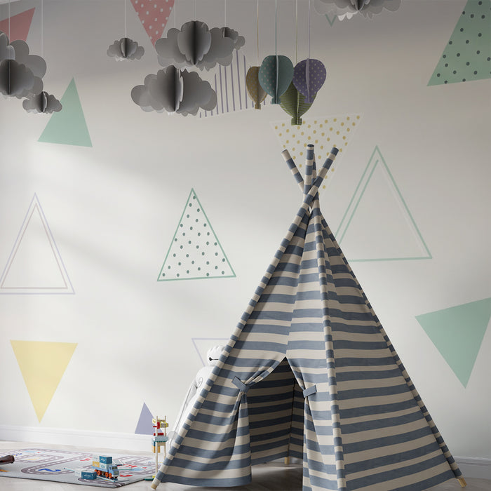 Gyermekszoba tapéta | Színes háromszögek és játékos minták világos háttéren