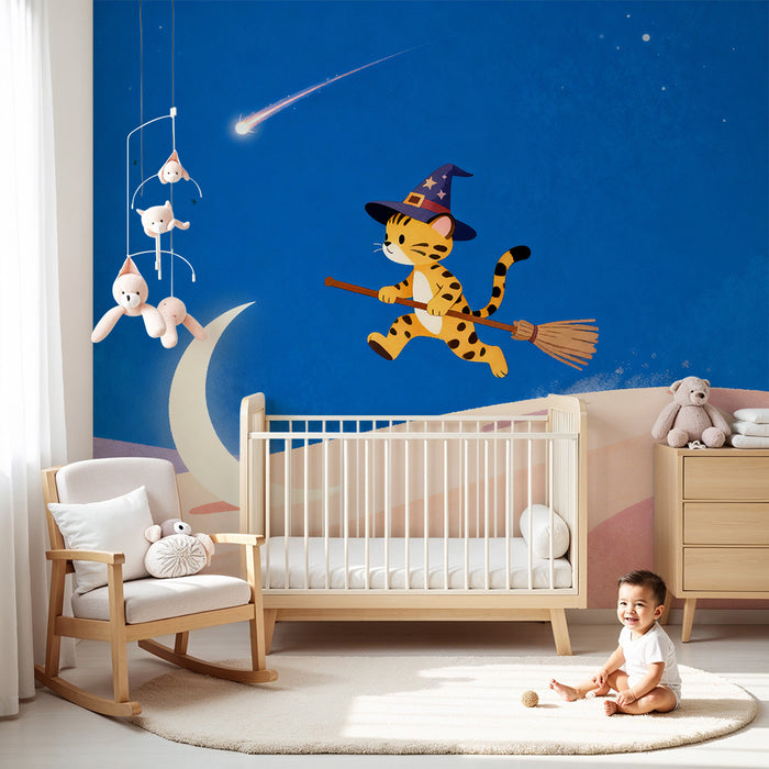 Χαρτί τοίχου παιδικού δωματίου | Ένα μικρό γατάκι μάγος πετώντας πάνω σε μια σκούπα κάτω από ένα αστερωμένο ουρανό