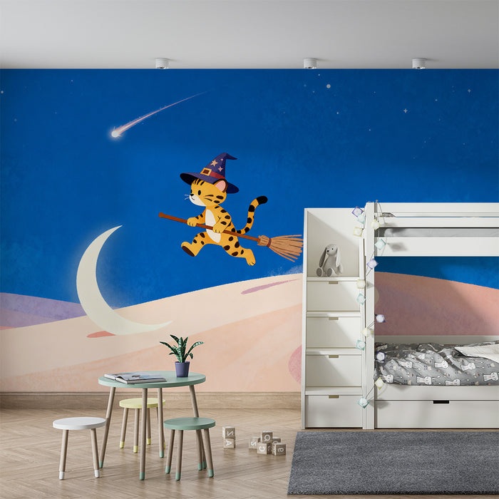 Χαρτί τοίχου παιδικού δωματίου | Ένα μικρό γατάκι μάγος πετώντας πάνω σε μια σκούπα κάτω από ένα αστερωμένο ουρανό