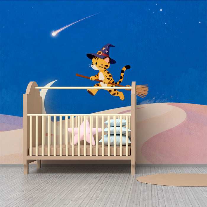 Χαρτί τοίχου παιδικού δωματίου | Ένα μικρό γατάκι μάγος πετώντας πάνω σε μια σκούπα κάτω από ένα αστερωμένο ουρανό